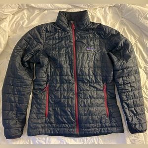 Size M women’s Patagonia Nano Puff jacket. Great condition.